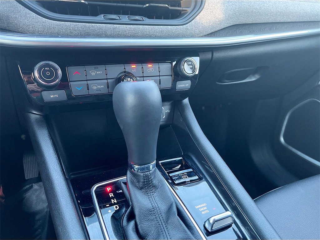 Used 2025 Jeep Compass Latitude image 17