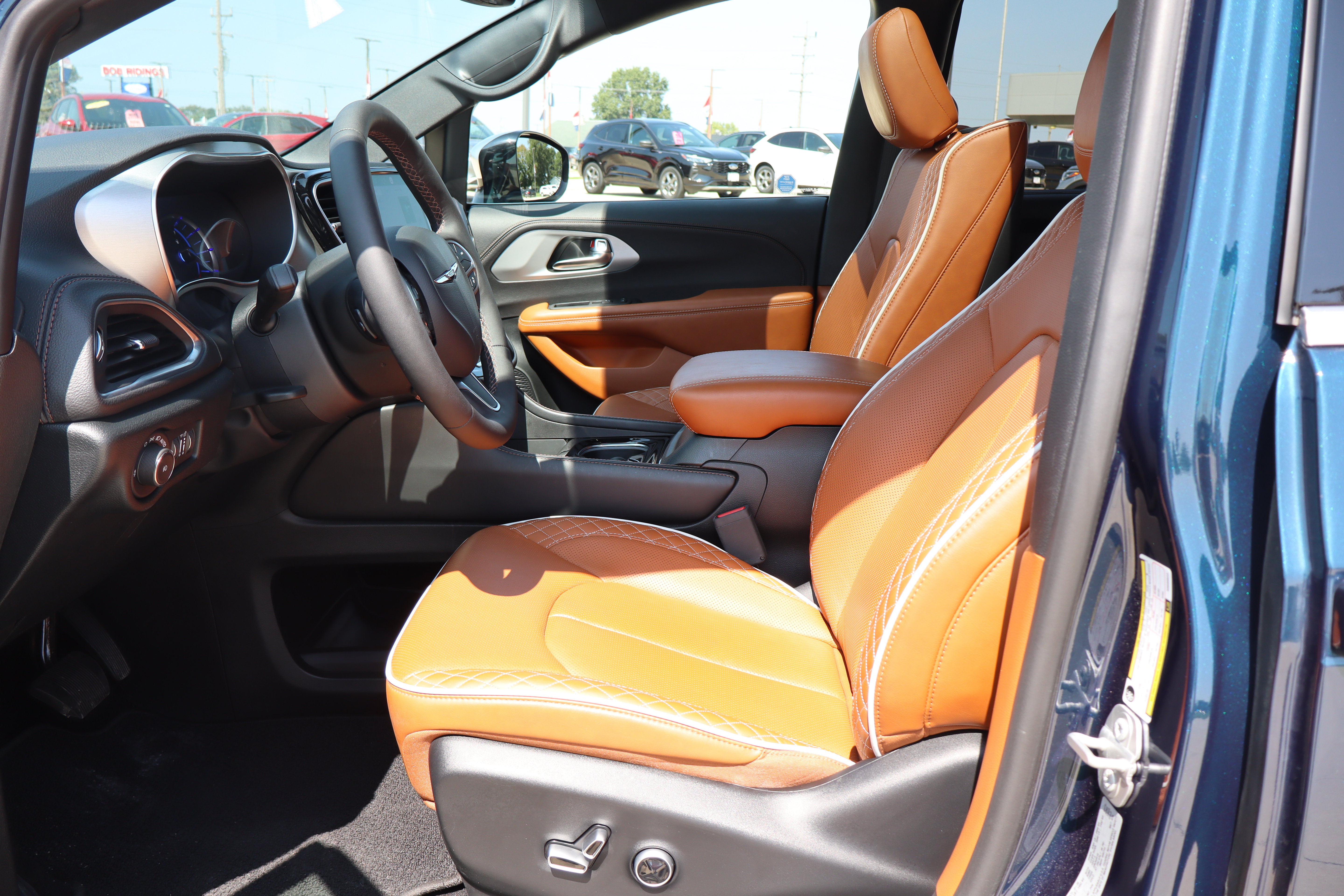 Used 2025 Chrysler Pacifica Pinnacle FWD image 9