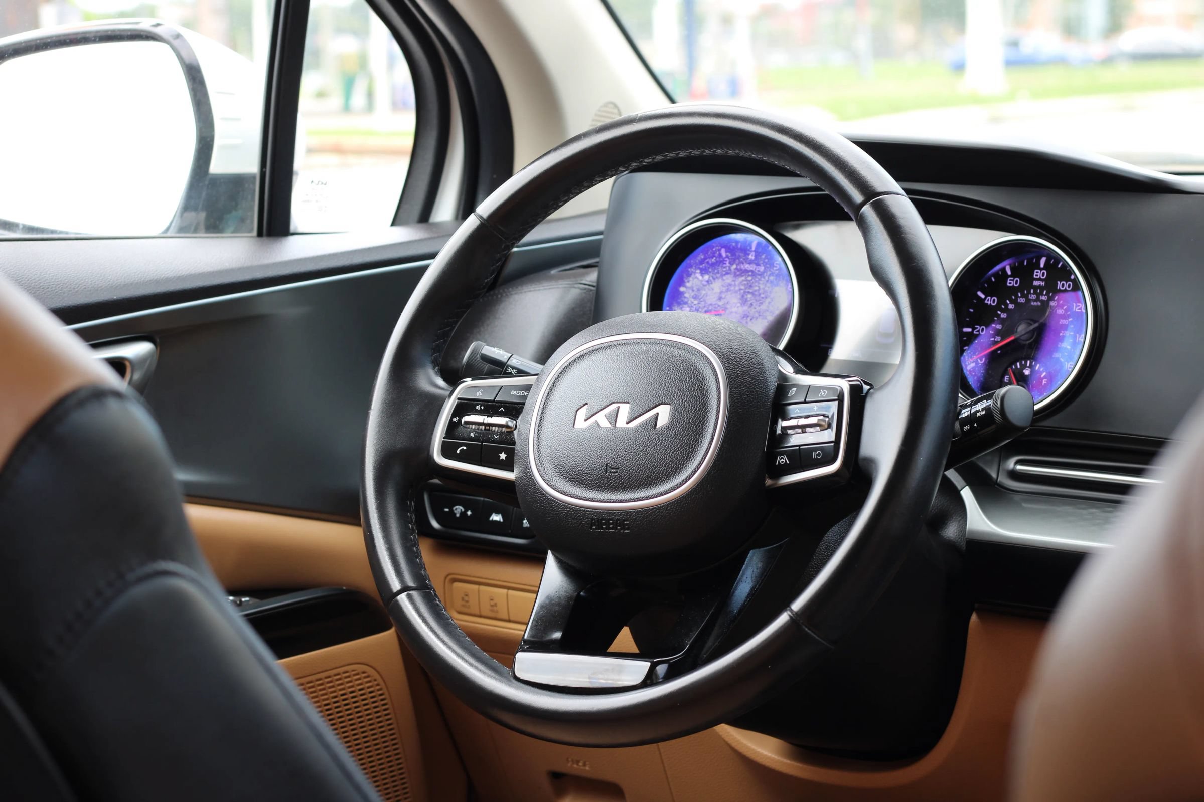 Used 2023 Kia Carnival LX FWD image 15