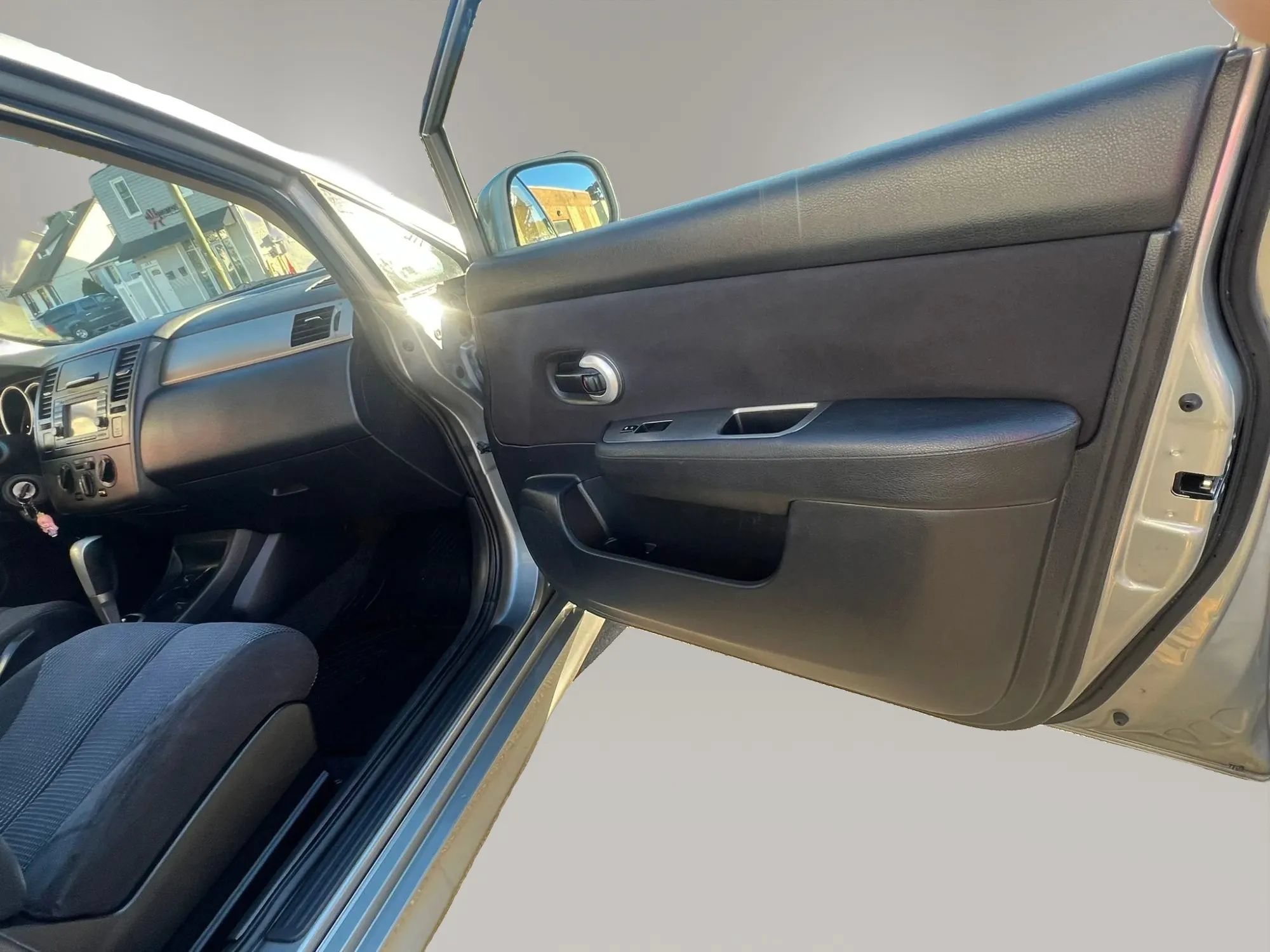 Used 2011 Nissan Versa Hatchback w/ Navigation/Satellite Pkg FWD image 26