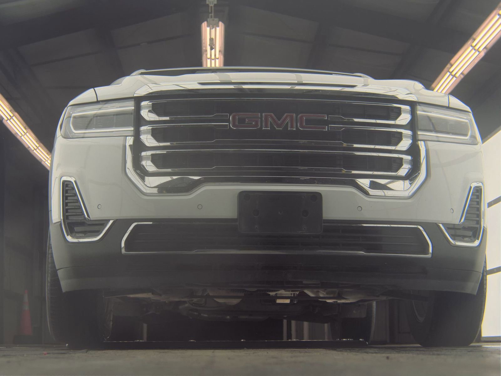 Used 2023 GMC Acadia SLE w/ Driver Convenience Package image 4