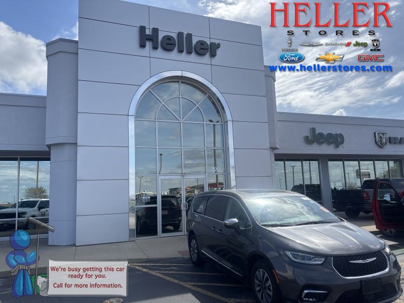 Used 2023 Chrysler Pacifica Limited w/ Uconnect Theater Family Group FWD image 1