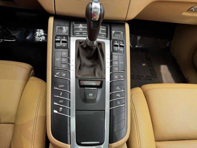 Used 2017 Porsche Macan Turbo AWD/4WD image 34