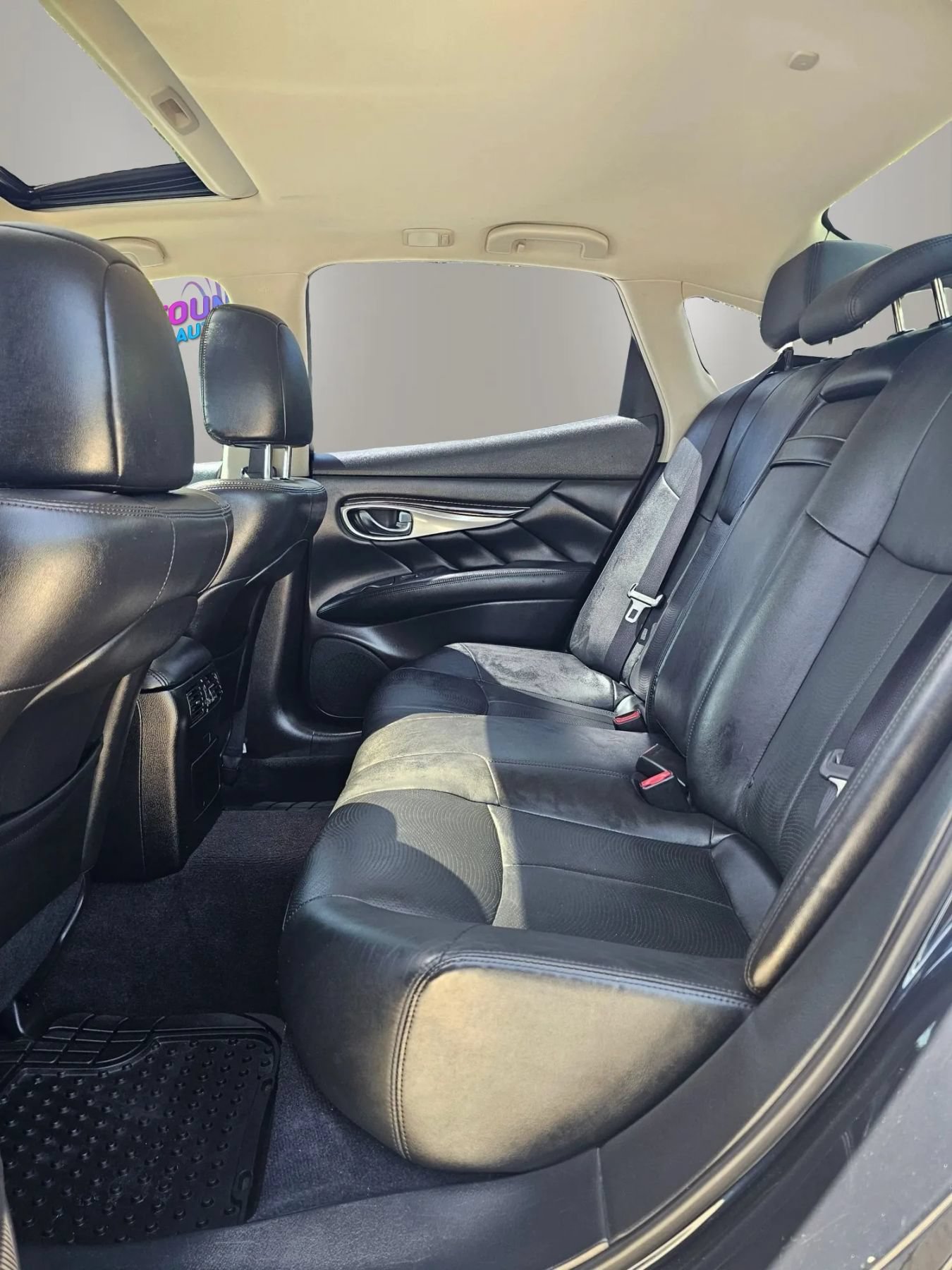 Used 2018 INFINITI Q70 Luxe RWD image 13