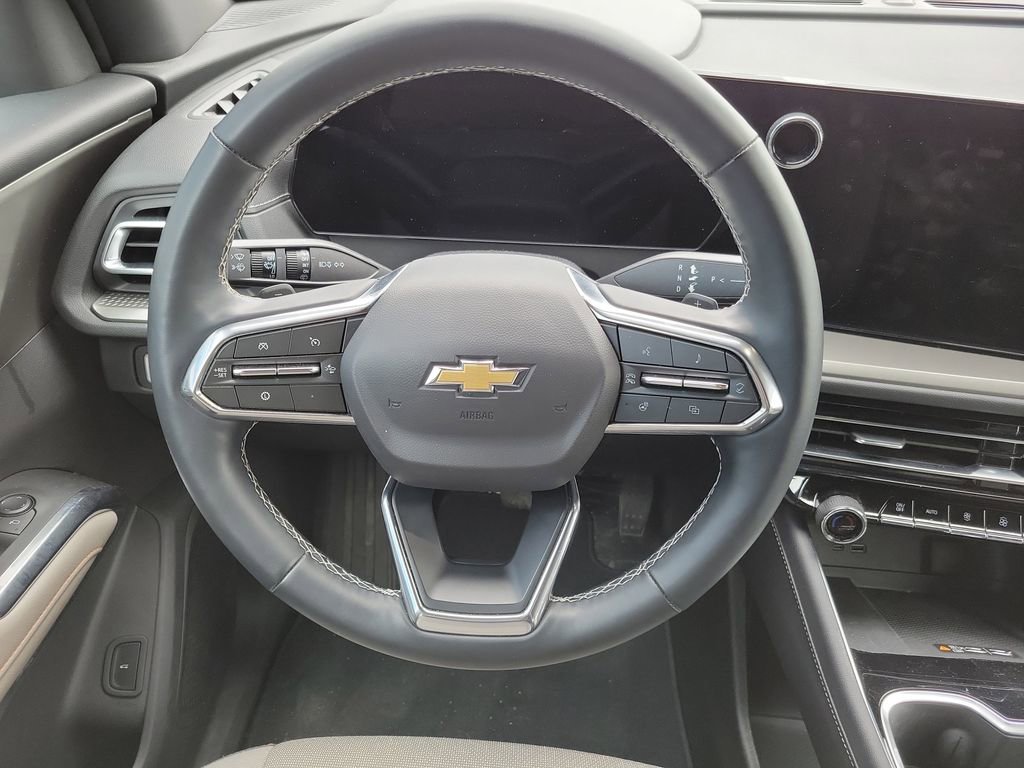 Used 2025 Chevrolet Traverse LT image 24