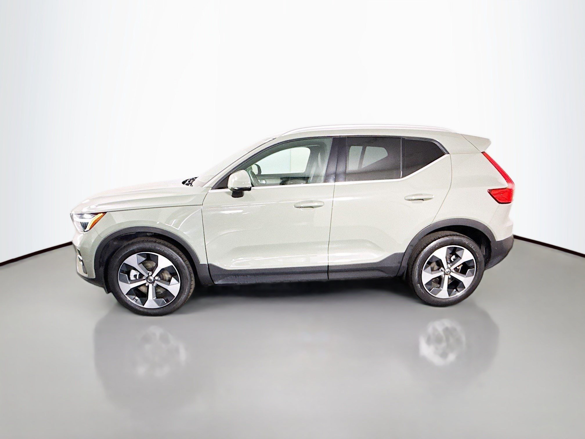 Used 2023 Volvo XC40 B5 Plus w/ Protection Package Premier AWD/4WD image 6