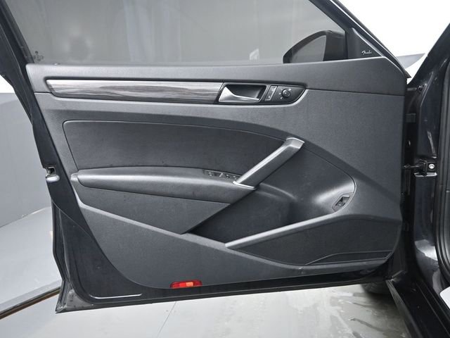 Used 2021 Volkswagen Passat 2.0T R-Line image 12