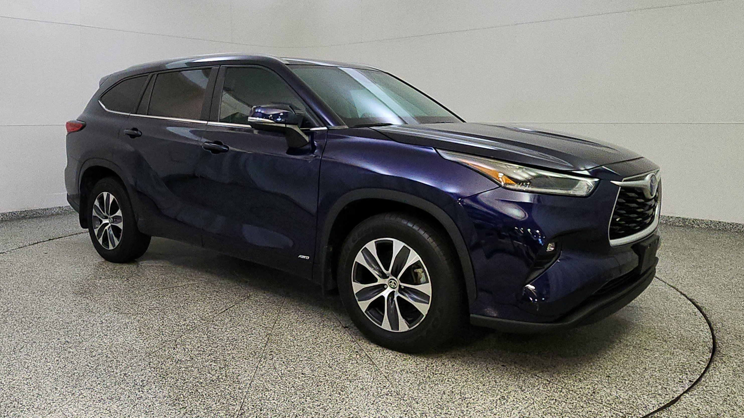 Used 2023 Toyota Highlander XLE AWD/4WD image 1