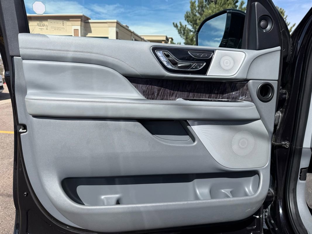 Used 2019 Lincoln Navigator Reserve image 11