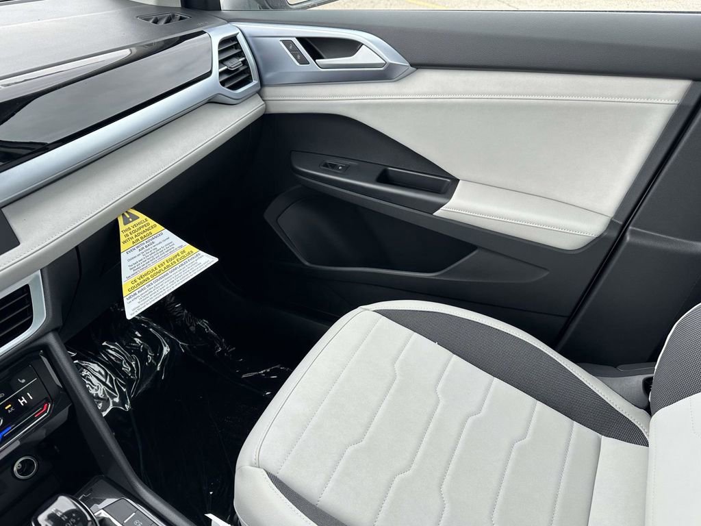 New 2026 Volkswagen Taos SE image 24
