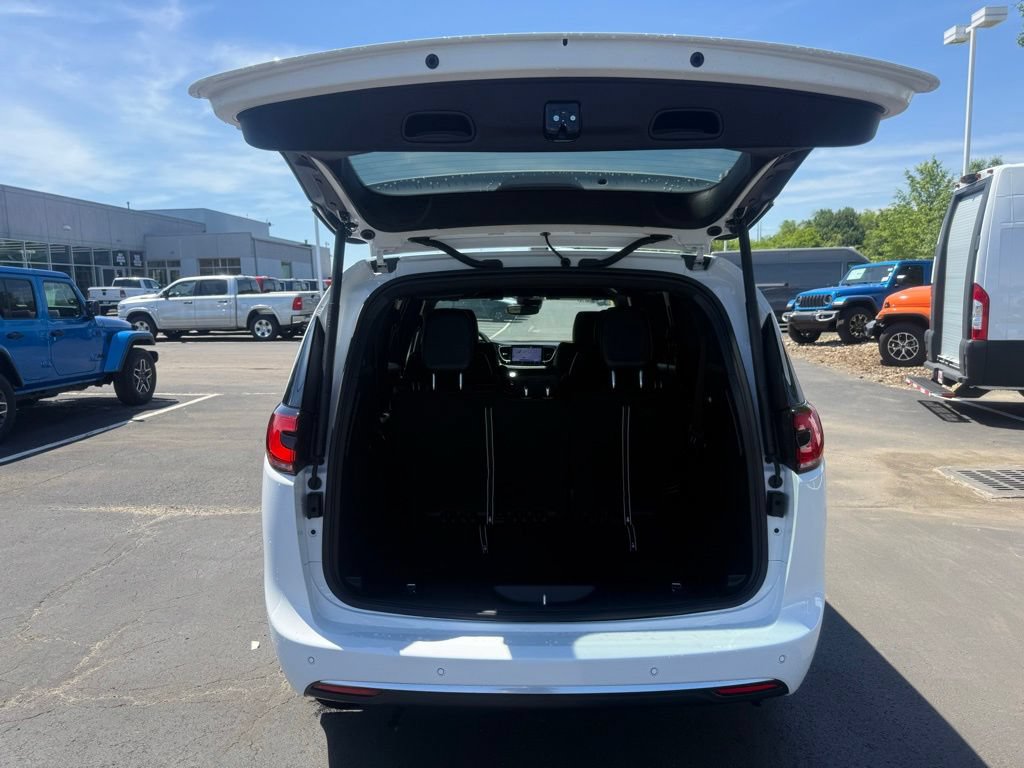 New 2027 Chrysler Pacifica Select w/ Family Tech Group FWD image 45
