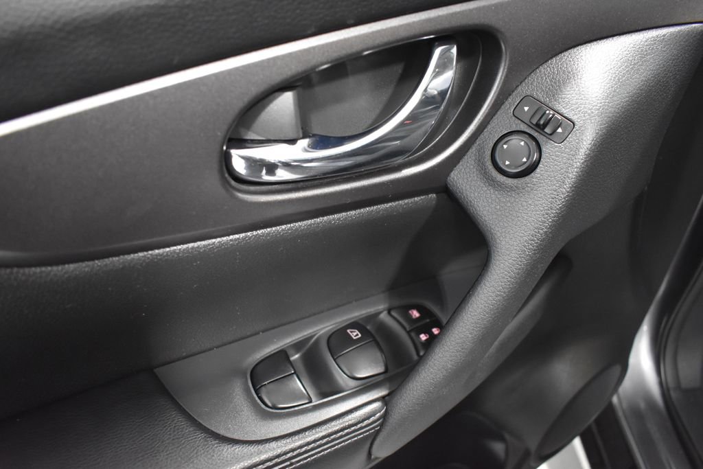 Used 2016 Nissan Rogue SV w/ SV Moonroof Package AWD/4WD image 15