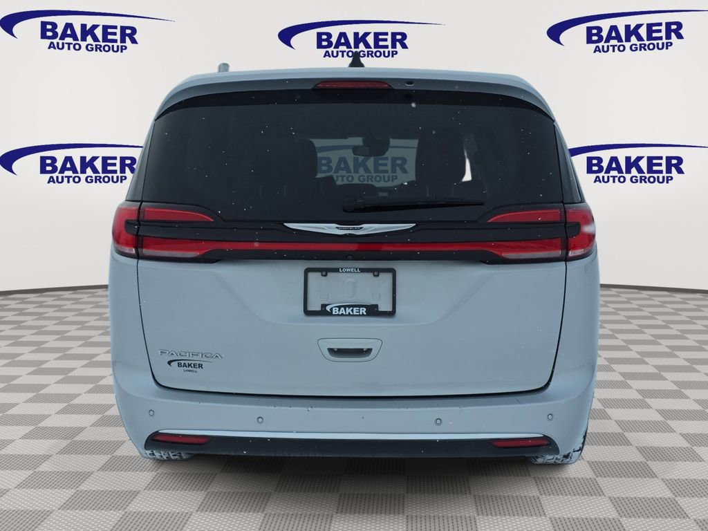 Used 2023 Chrysler Pacifica Touring-L FWD image 6