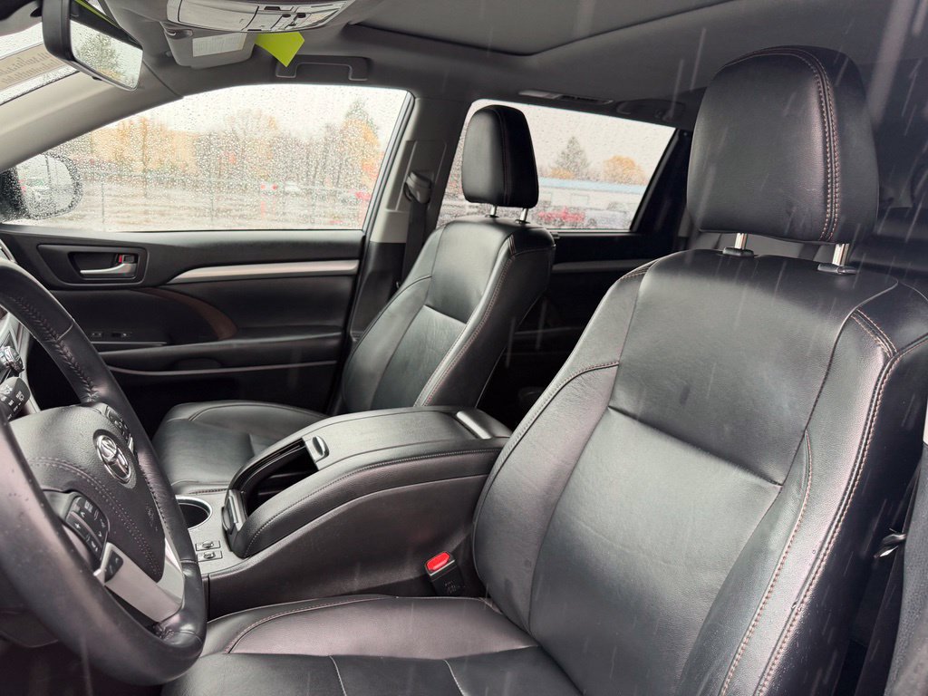 Used 2019 Toyota Highlander XLE AWD/4WD image 14