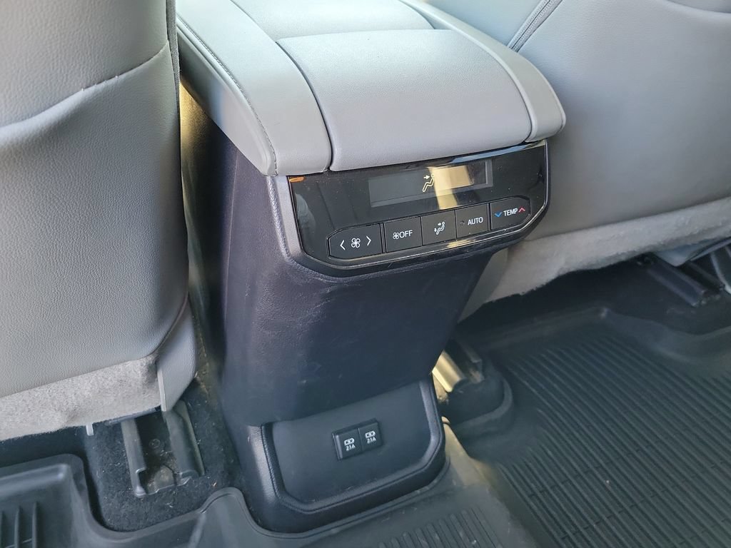 Used 2020 Toyota Highlander XLE AWD/4WD image 14