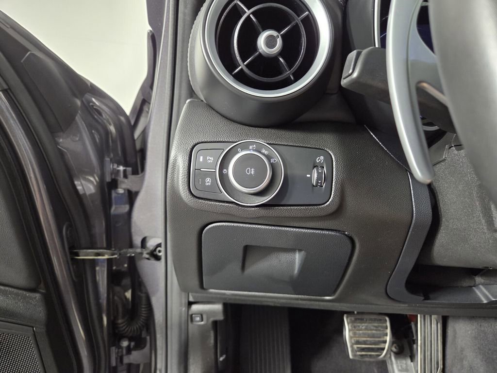 Used 2024 Alfa Romeo Giulia Veloce image 24