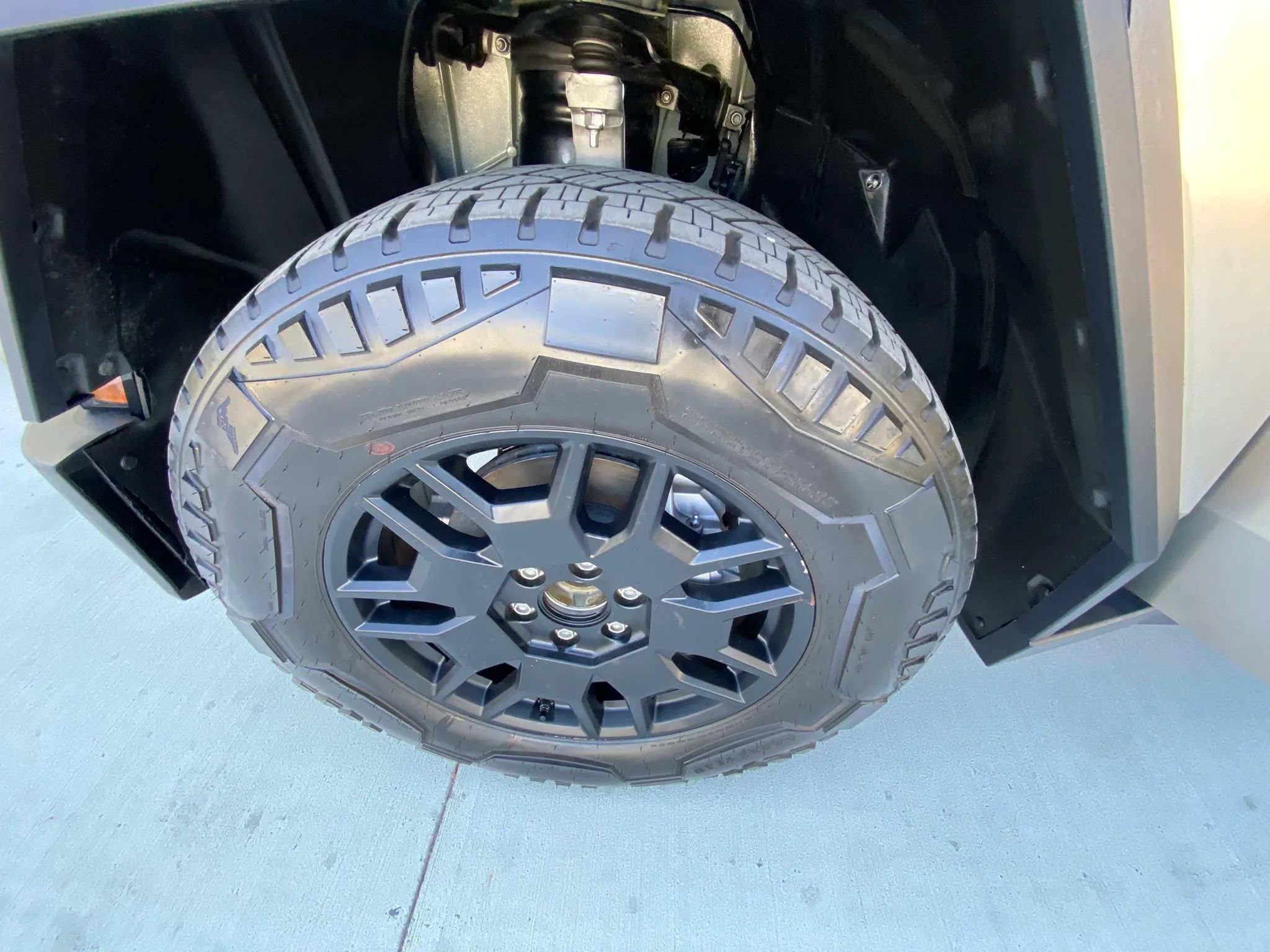 Used 2024 Tesla Cybertruck AWD Crew Cab image 38