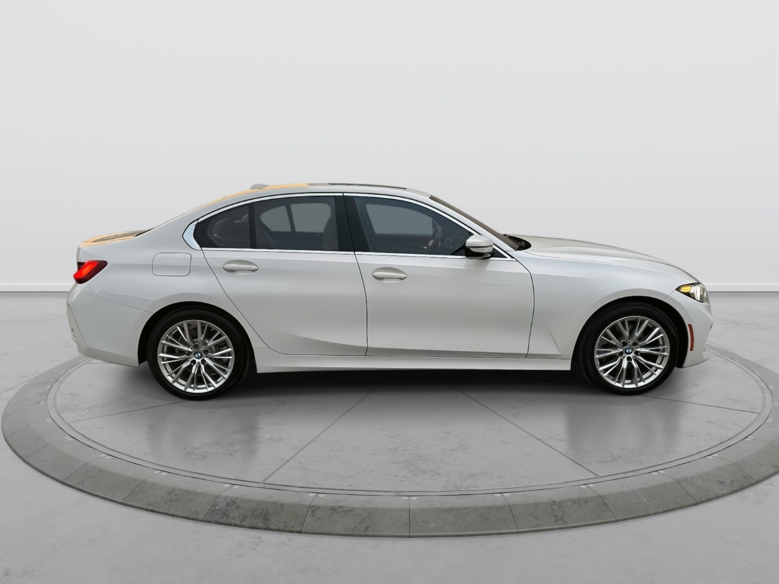 Used 2024 BMW 330i xDrive Sedan w/ Premium Package AWD/4WD image 4