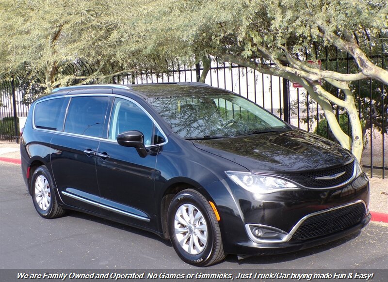 Used 2018 Chrysler Pacifica Touring-L FWD image 1