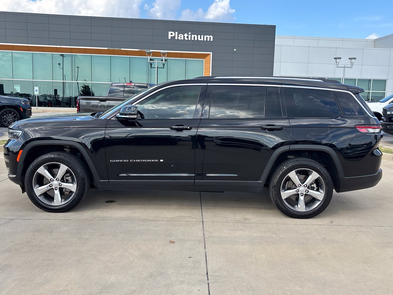 Used 2021 Jeep Grand Cherokee L Limited w/ Trailer Tow Group (B) AWD/4WD image 2