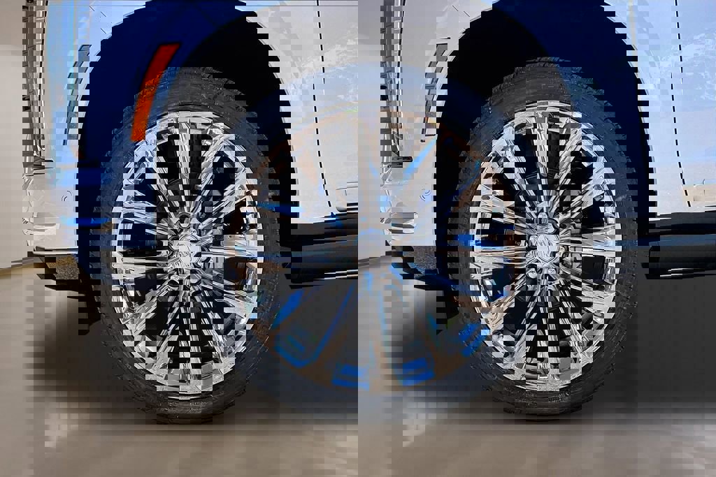 New 2026 Cadillac Escalade ESV Luxury w/ LPO, Radiant Package AWD/4WD image 12