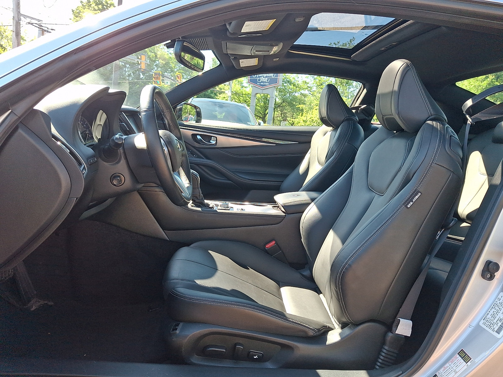 Used 2019 INFINITI Q60 3.0t Luxe w/ Essential Package AWD/4WD image 12