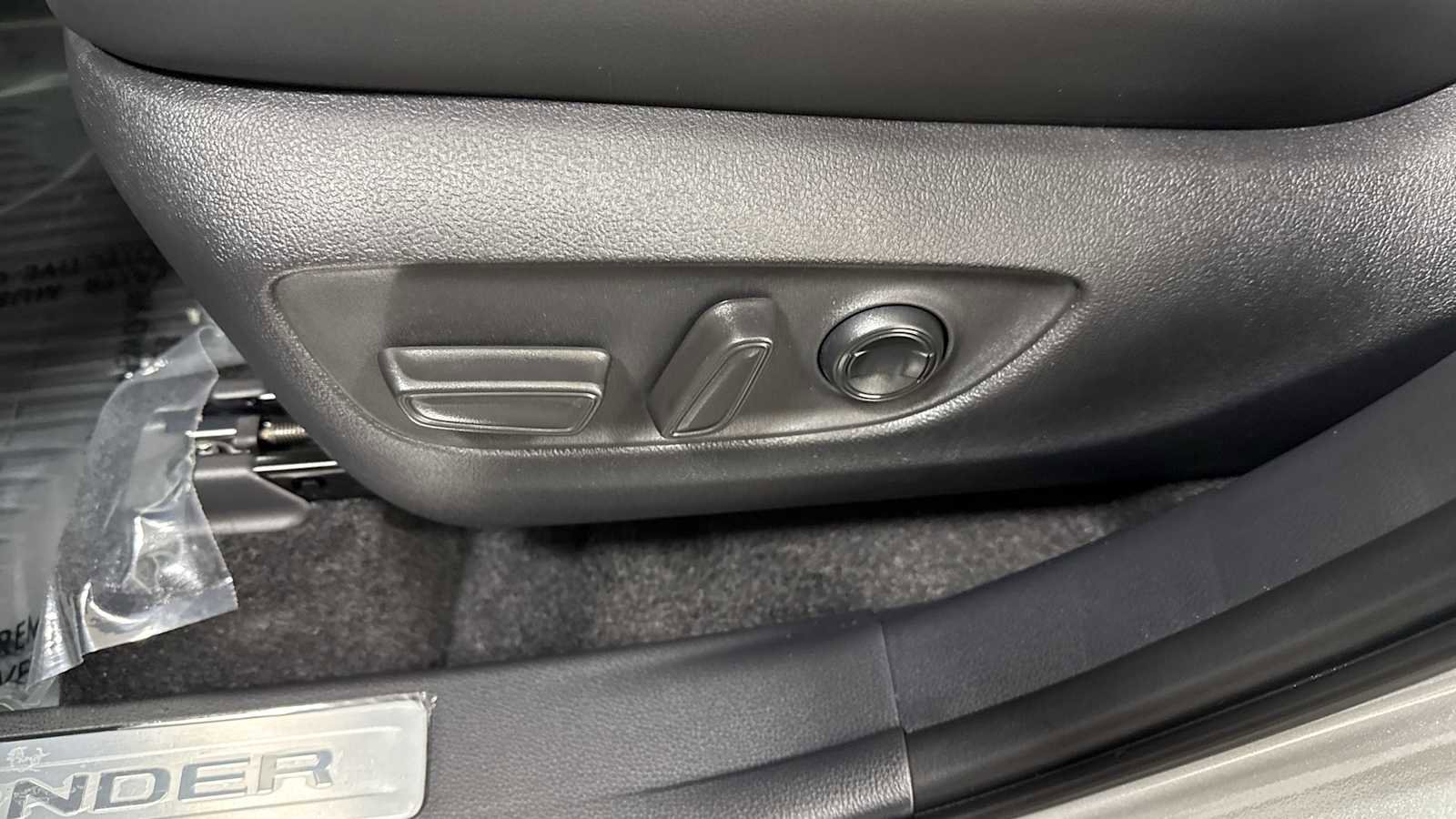 New 2025 Toyota Highlander Limited image 14