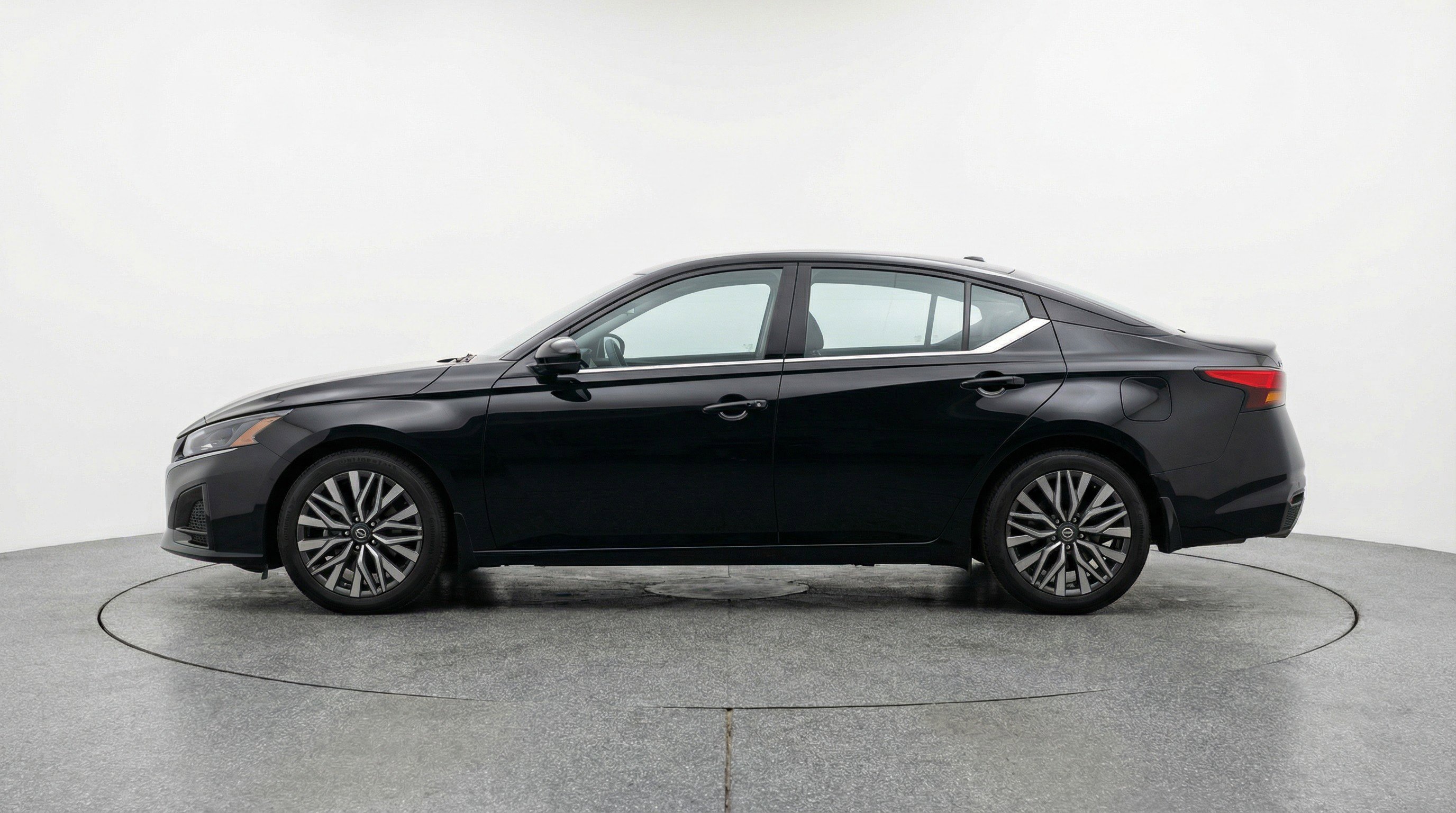 Used 2025 Nissan Altima 2.5 SV FWD image 5