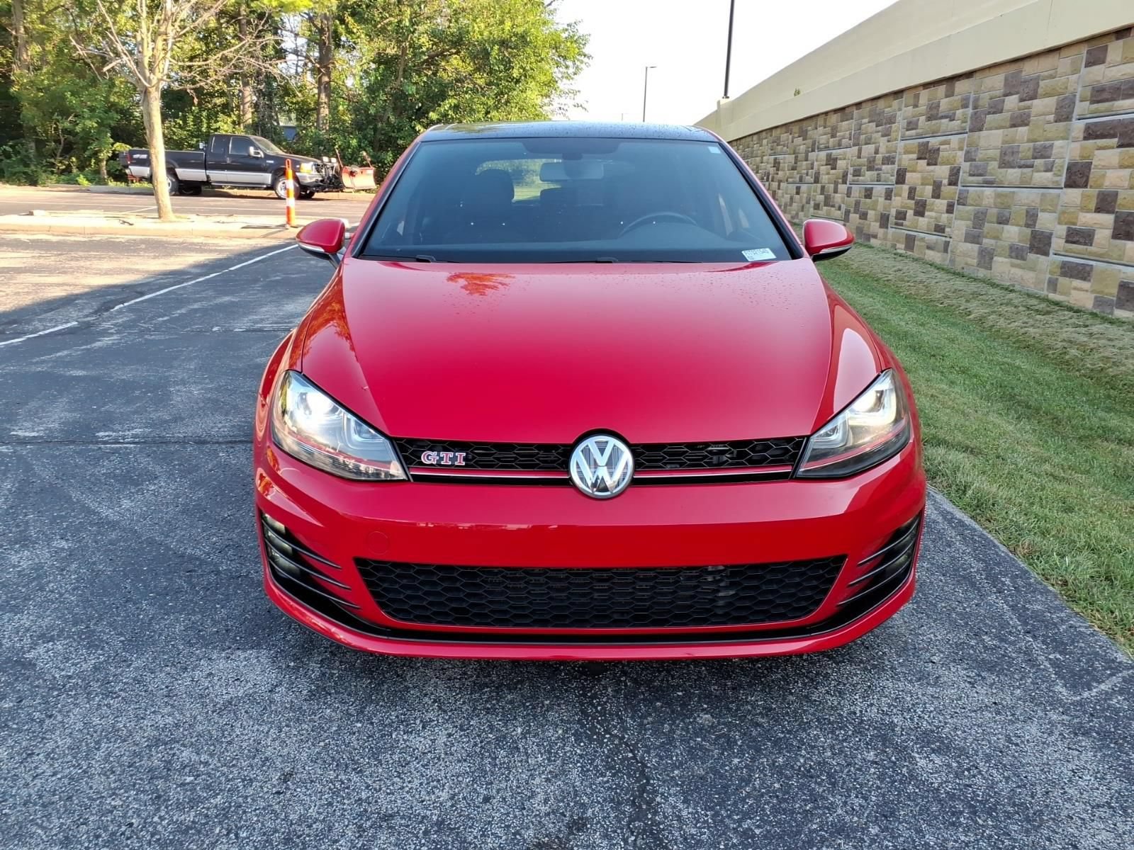 Used 2017 Volkswagen GTI SE FWD image 3