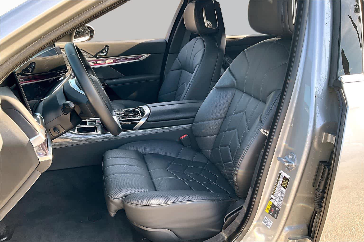 Used 2025 BMW i7 xDrive60 RWD image 7