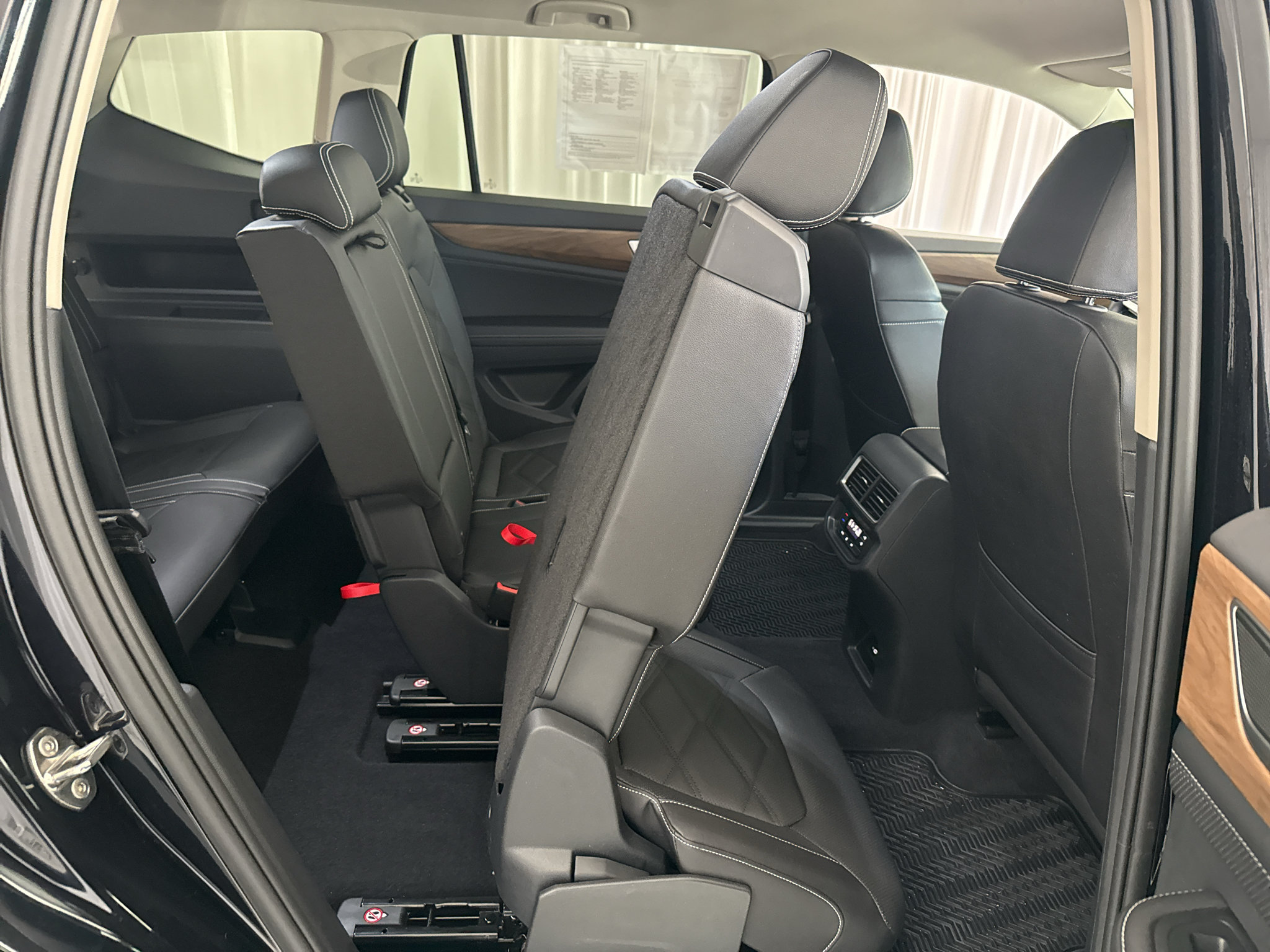 Used 2025 Volkswagen Atlas SE AWD/4WD image 36