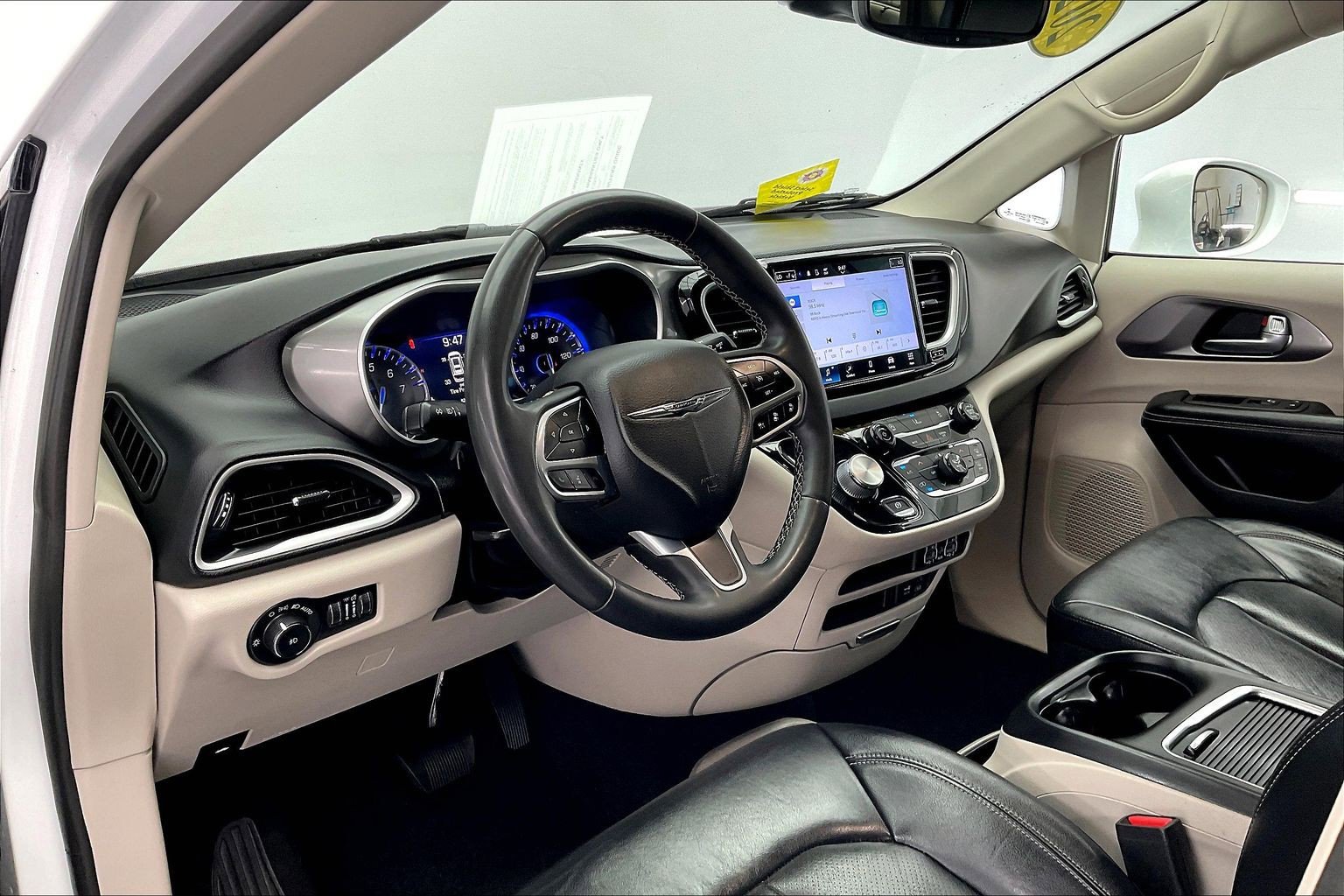Used 2022 Chrysler Pacifica Touring-L image 14
