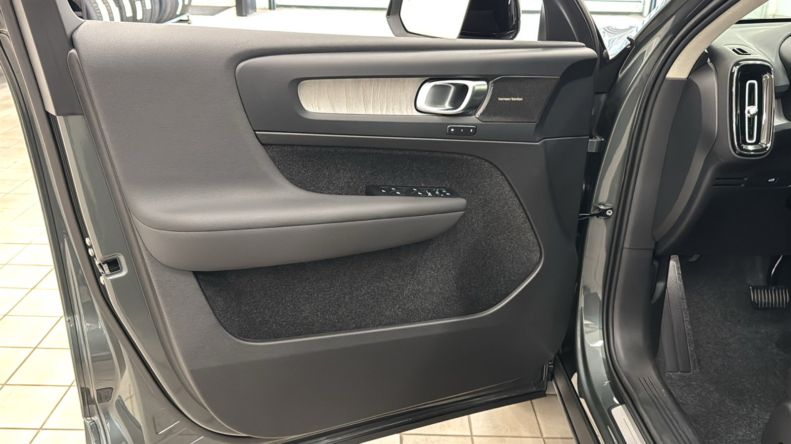 New 2026 Volvo XC40 B5 Plus w/ Protection Package Premier AWD/4WD image 21
