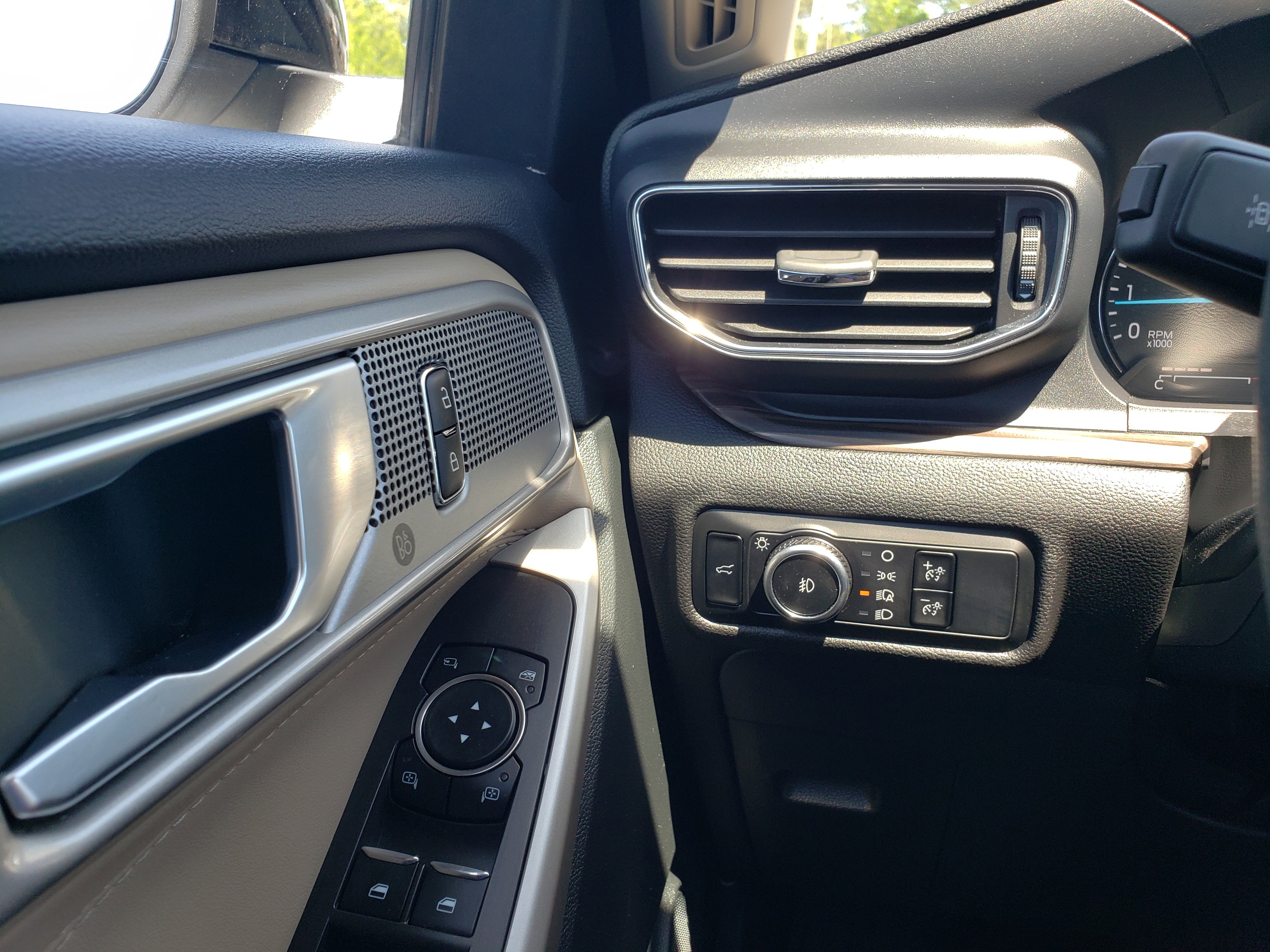 Used 2024 Ford Explorer Limited RWD image 16