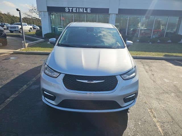 Used 2023 Chrysler Pacifica Touring-L FWD image 2