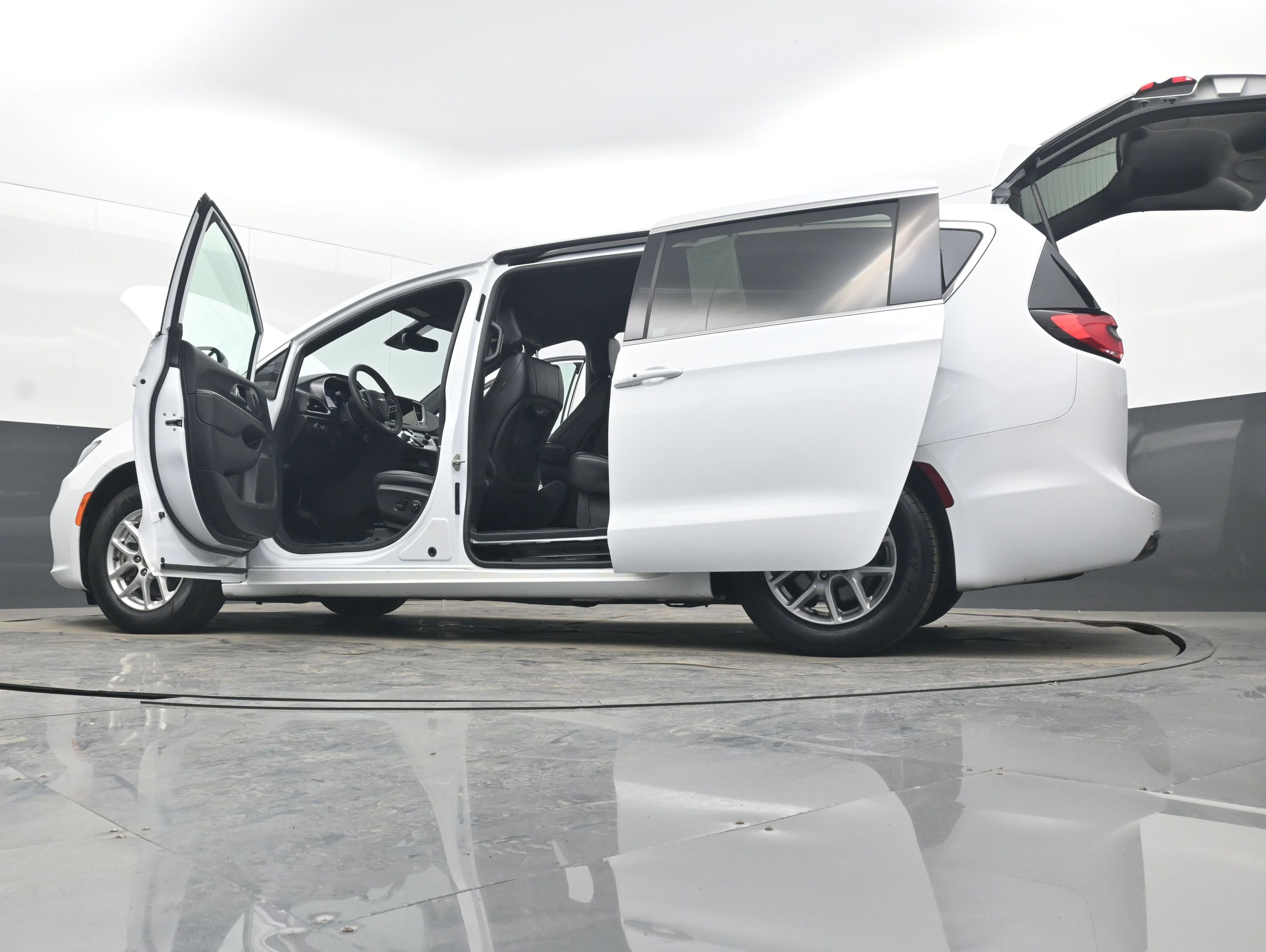 Used 2025 Chrysler Pacifica Select image 38