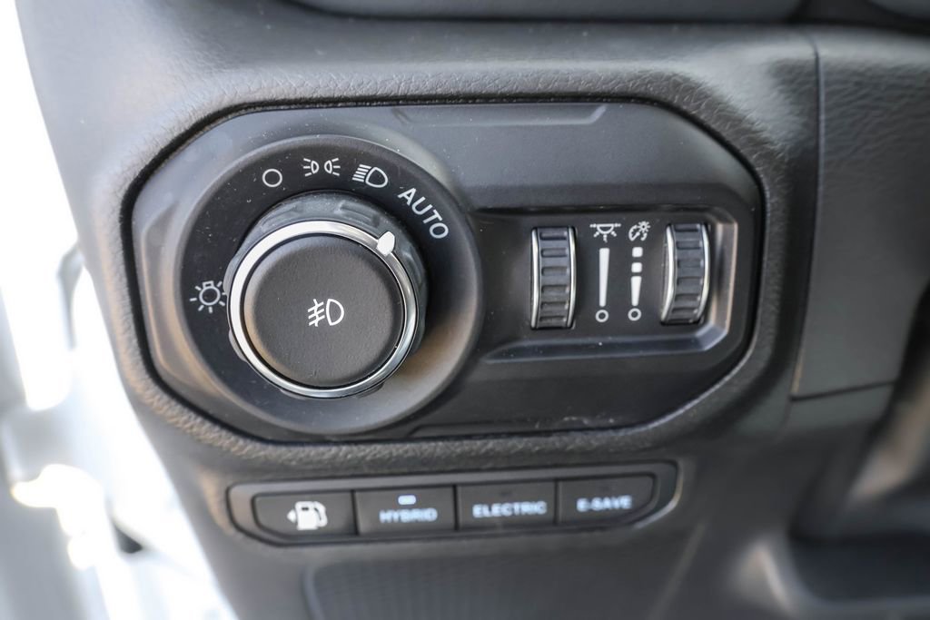 Used 2022 Jeep Wrangler Unlimited Sahara w/ Cold Weather Group AWD/4WD image 17