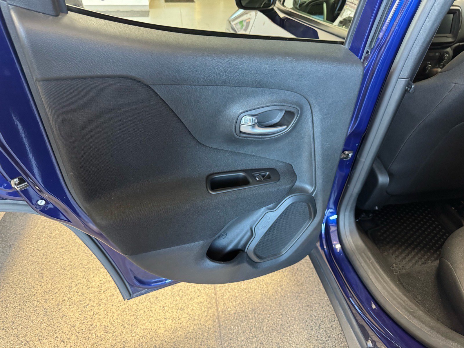 Used 2019 Jeep Renegade Latitude w/ Cold Weather Group AWD/4WD image 10
