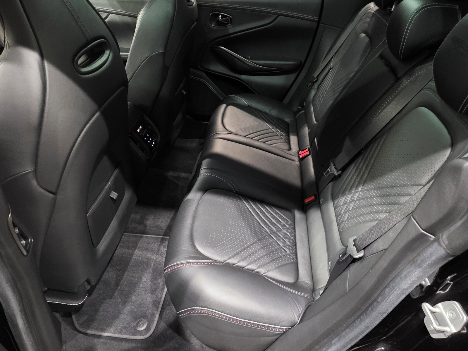 Used 2021 Aston Martin DBX image 18