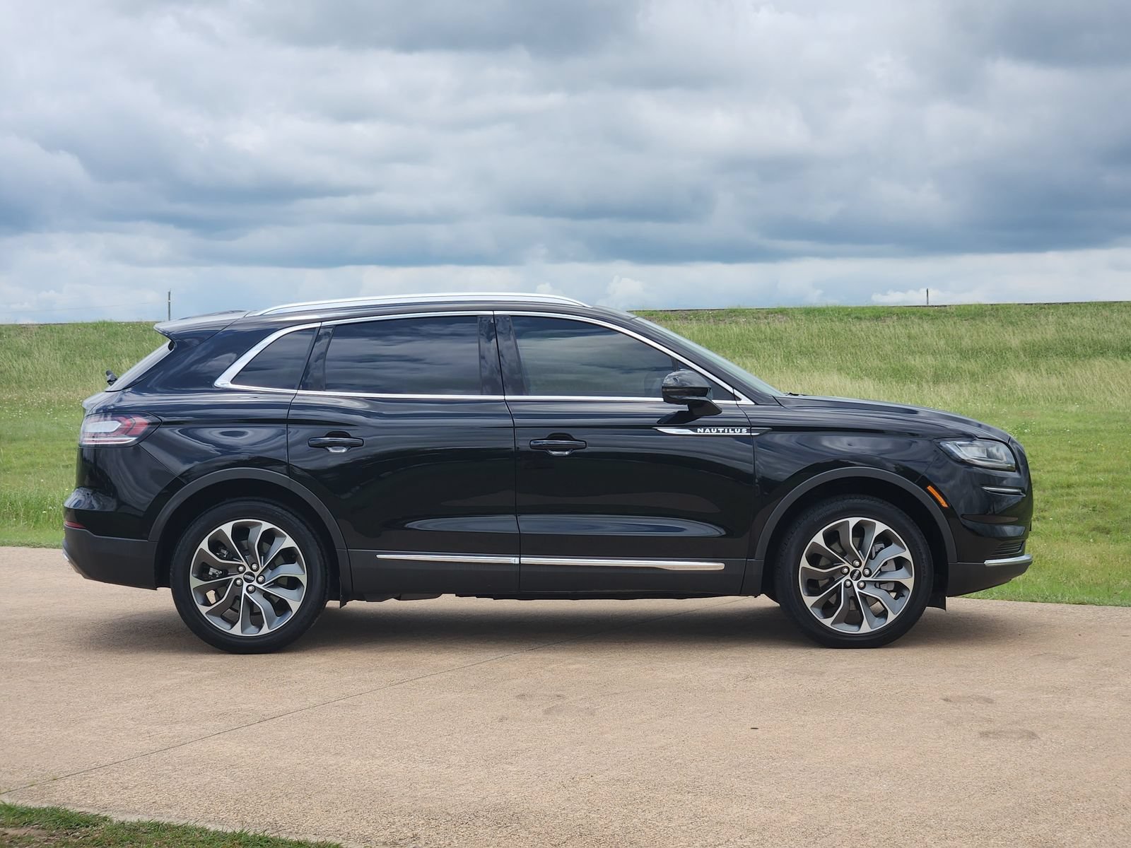 Used 2023 Lincoln Nautilus Reserve w/ Luxury Package AWD/4WD image 7