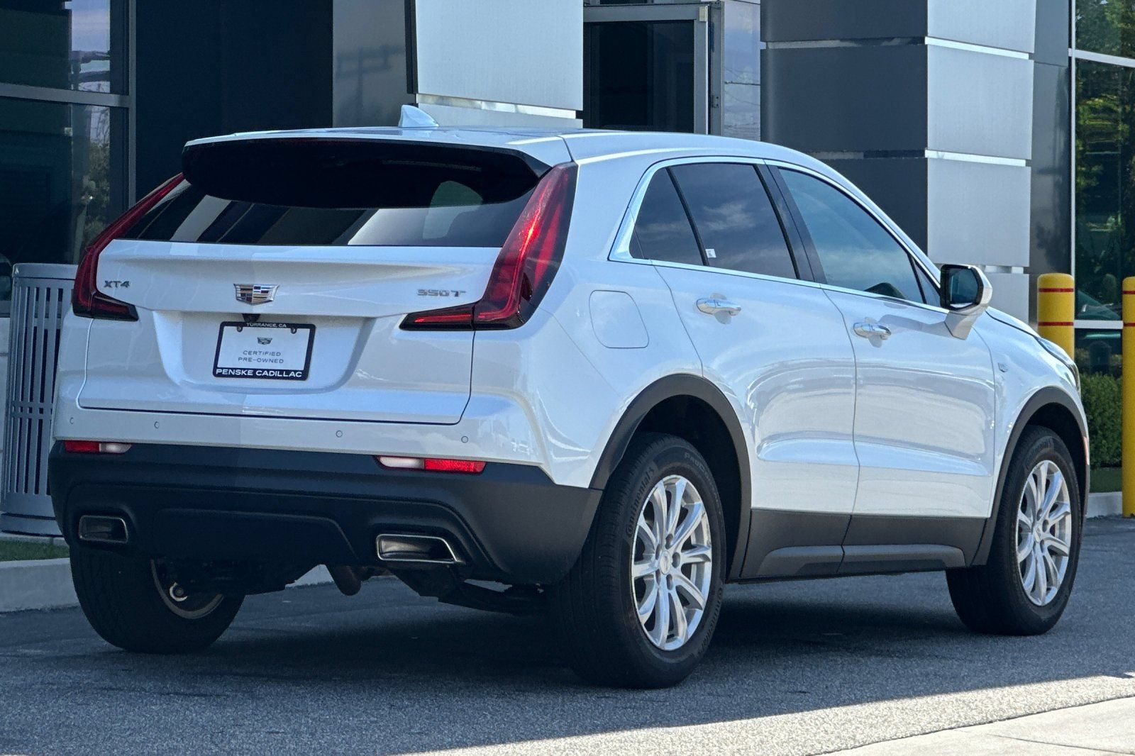 Used 2022 Cadillac XT4 Luxury w/ Cold Weather Package FWD image 4