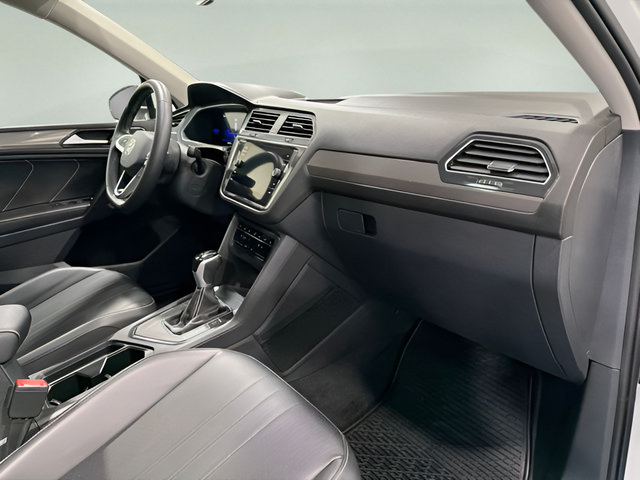 Used 2023 Volkswagen Tiguan SE w/ Panoramic Sunroof Package FWD image 13