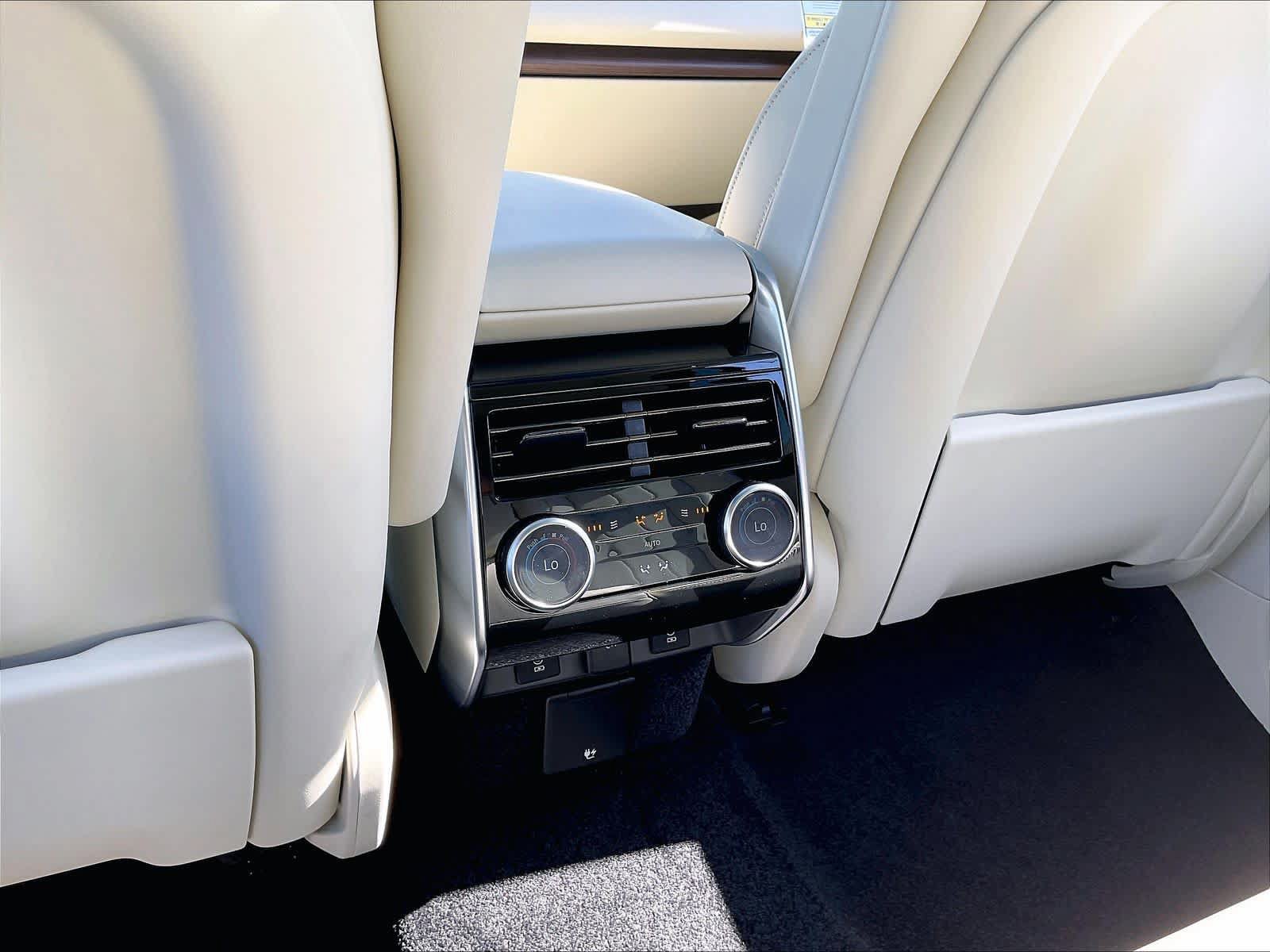 New 2026 Land Rover Range Rover Long Wheelbase SE AWD/4WD image 16