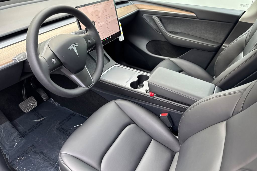 Used 2025 Tesla Model Y Long Range image 9