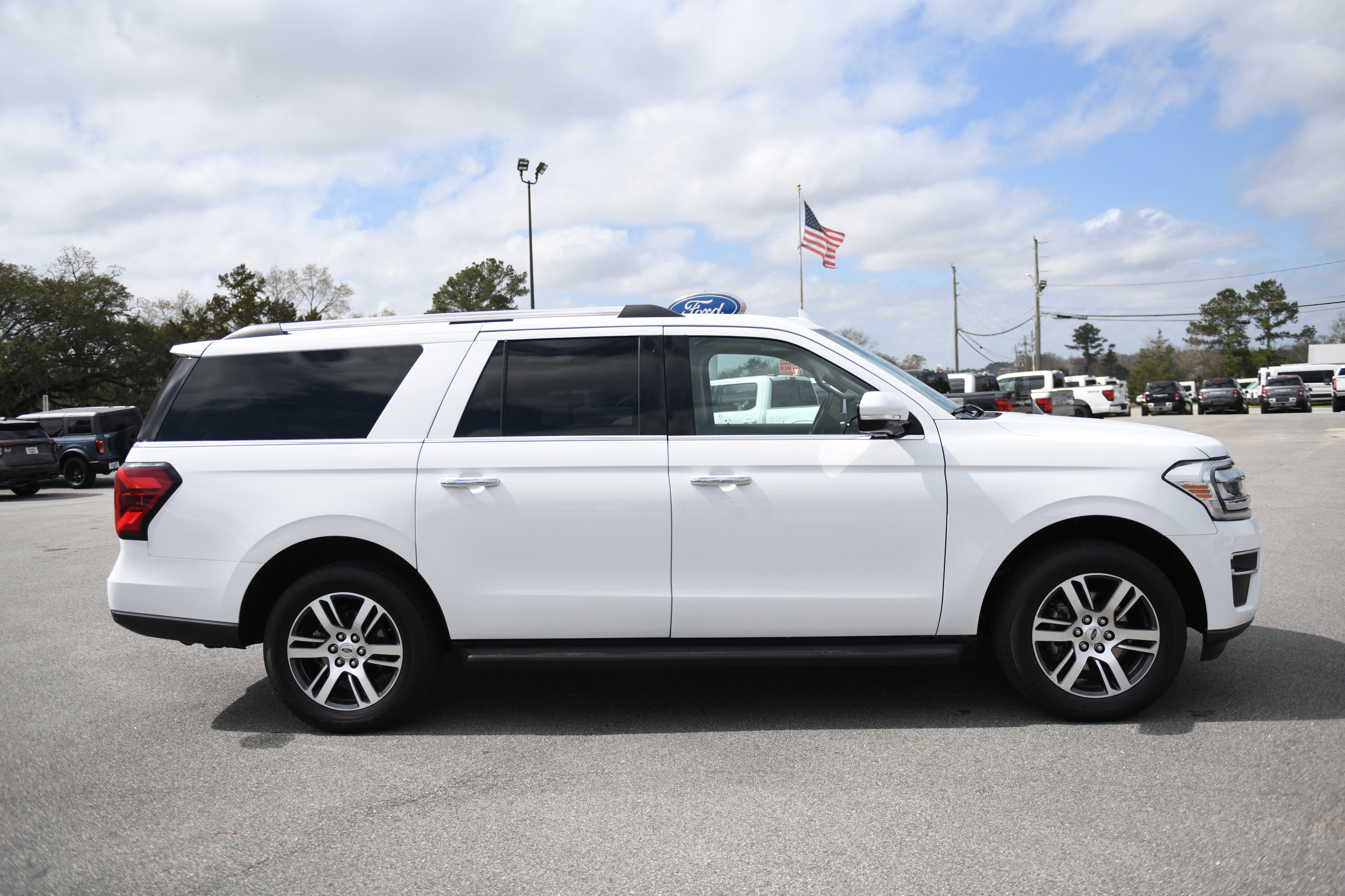 Used 2024 Ford Expedition Max Limited image 1