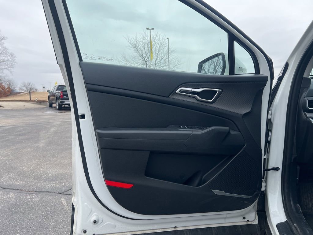 Used 2025 Kia Sportage LX image 8