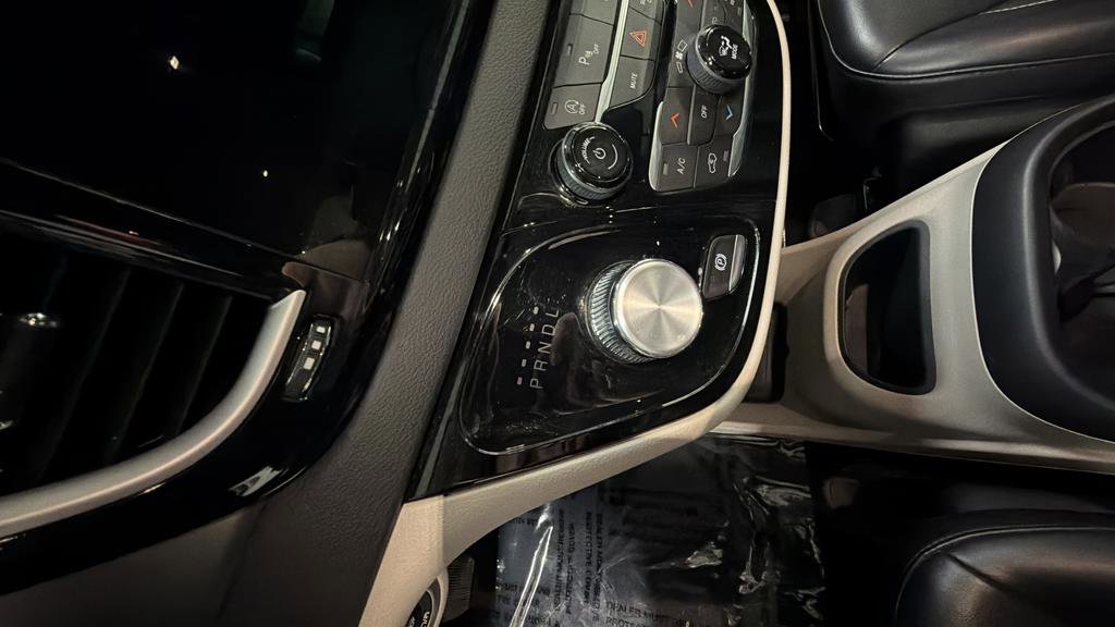 Used 2023 Chrysler Pacifica Touring-L image 17