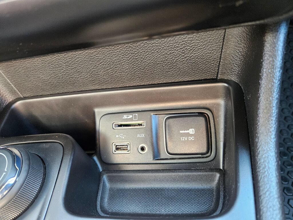Used 2017 Jeep Cherokee Latitude w/ Cold Weather Group AWD/4WD image 23