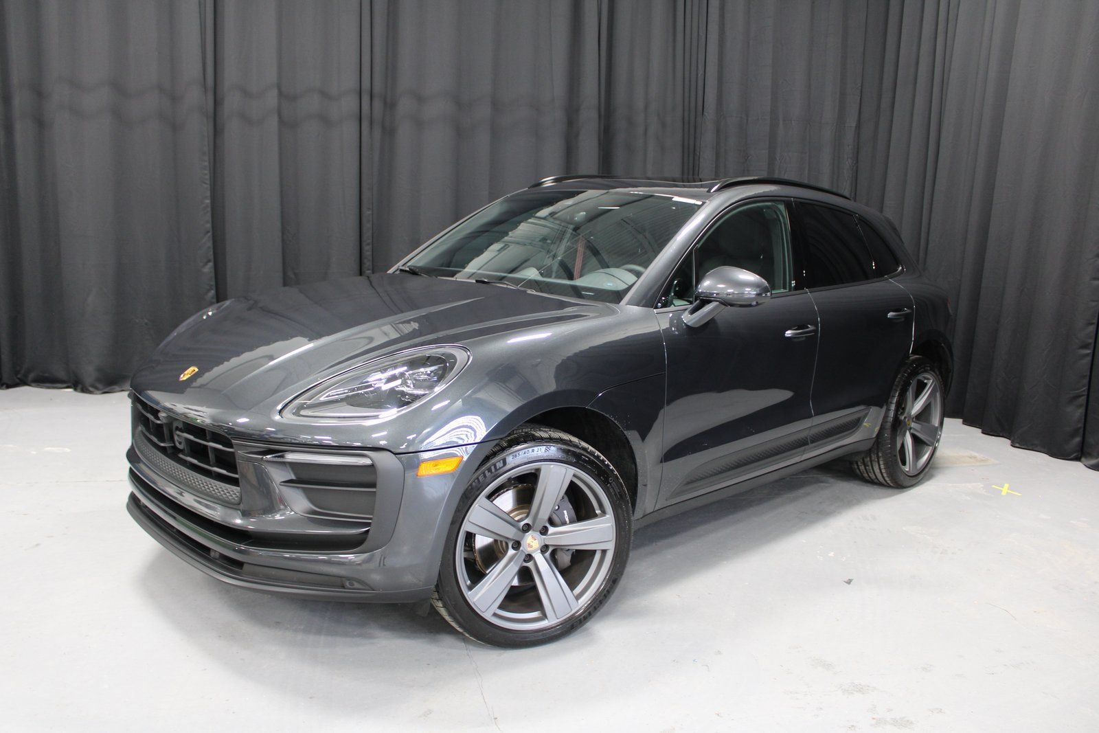 Certified 2025 Porsche Macan AWD/4WD image 1