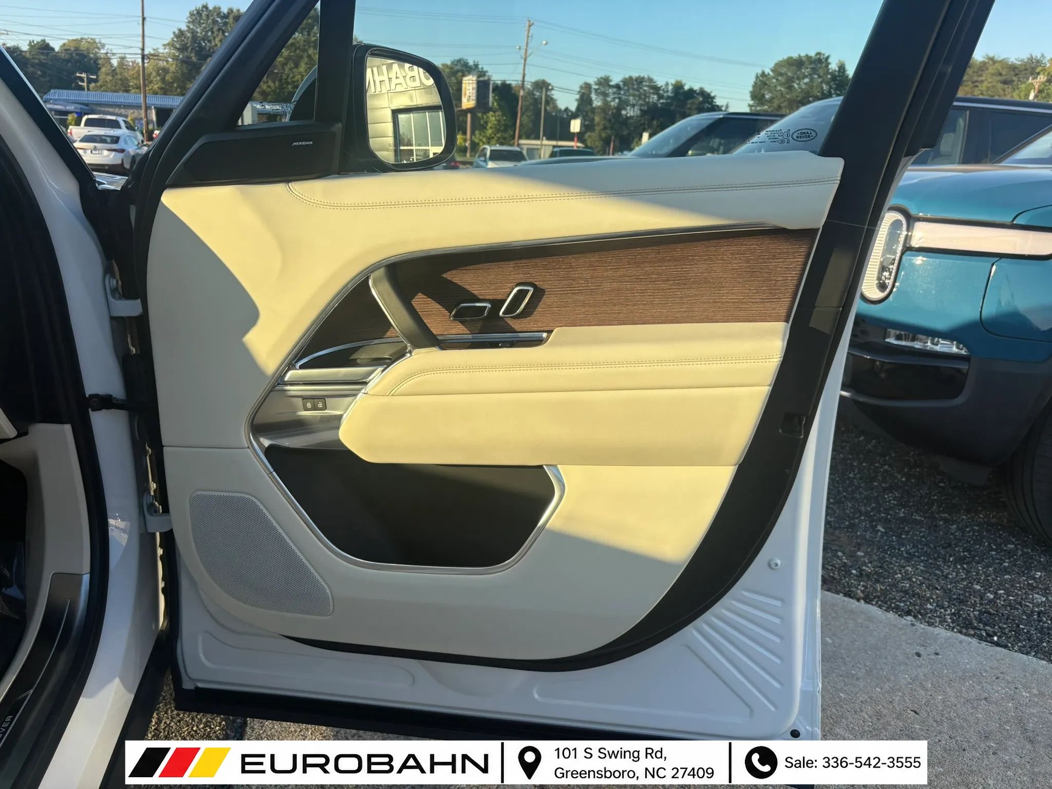 Used 2025 Land Rover Range Rover SE AWD/4WD image 17